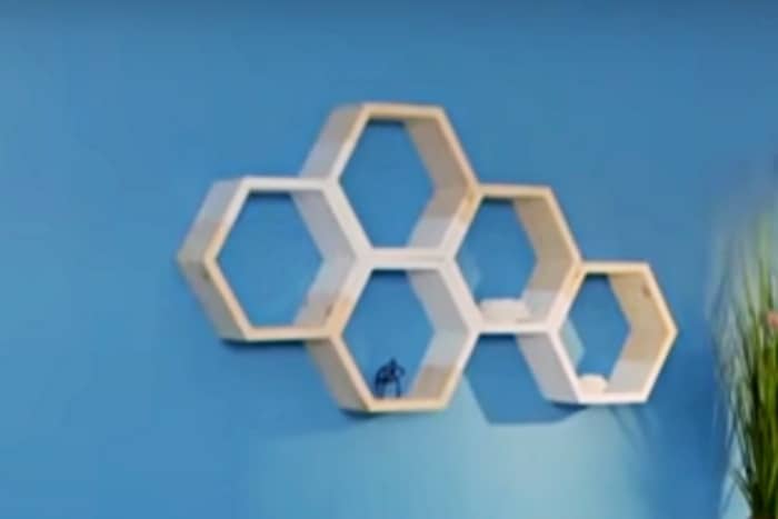 decorar pared con cajas de madera hexagonales