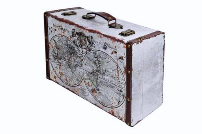maleta vintage con mapa mundial